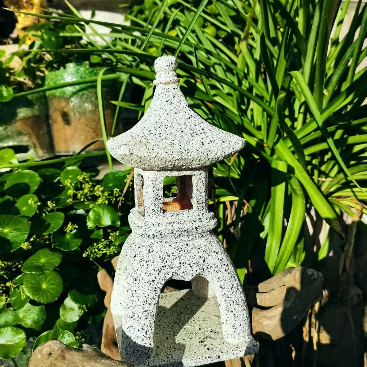 Lanterne solaire Pagode décora - Outdoor Zen Lighting avis et prix